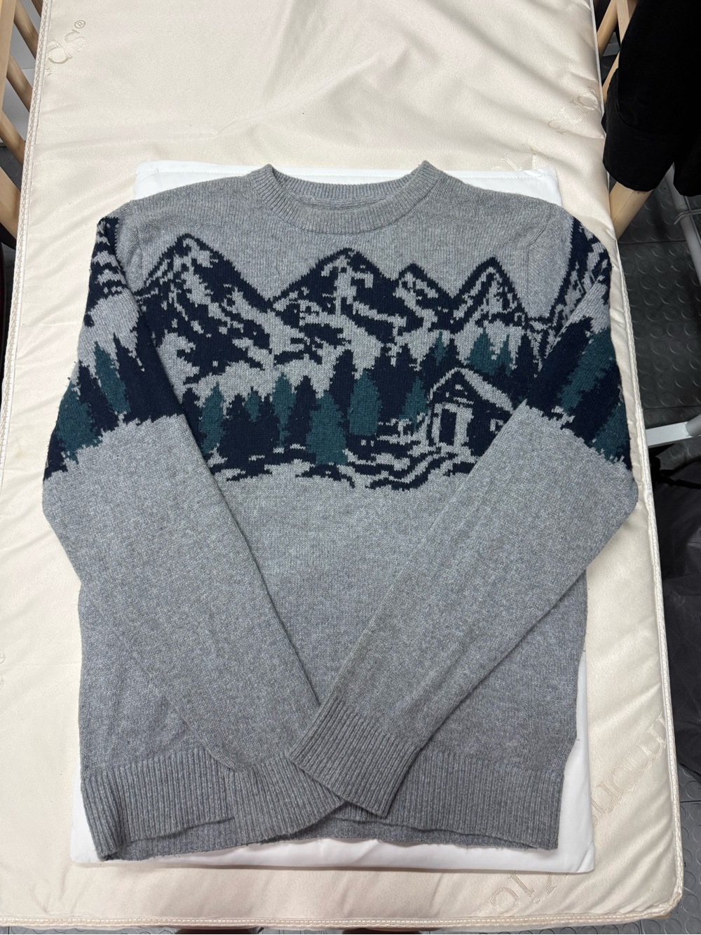 Abercrombie & Fitch Gray Mountain Cabin Graphic Sweater Sz L